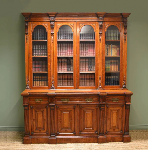 Perpustakaan dengan rak-rak buku berukiran